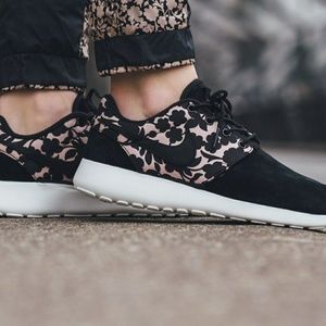 Nike Floral Roshe